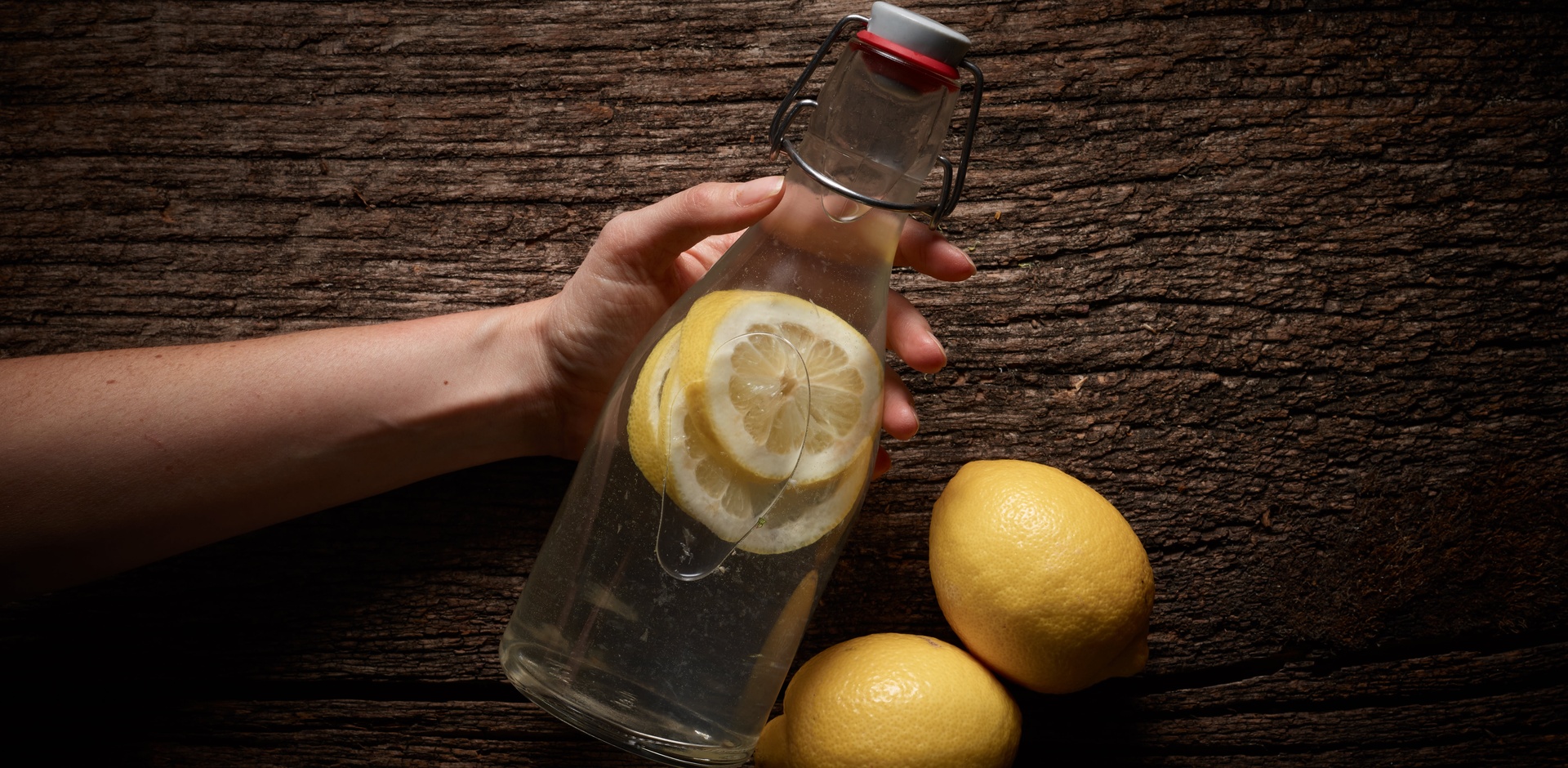 Zitronenwasser ist hip, es lässt sich nicht anders sagen. Wen man auch fragt: Morgens ein Glas Zitronenwasser tue uns Gutes, lautet die Antwort. Gründe dafür finden sich wie Sand am Meer. Und alle davon klingen gut — besonders, wenn Beyonce sie uns vorhaucht. Doch Queen B hin oder her: Ist Zitronenwasser wirklich so gesund?